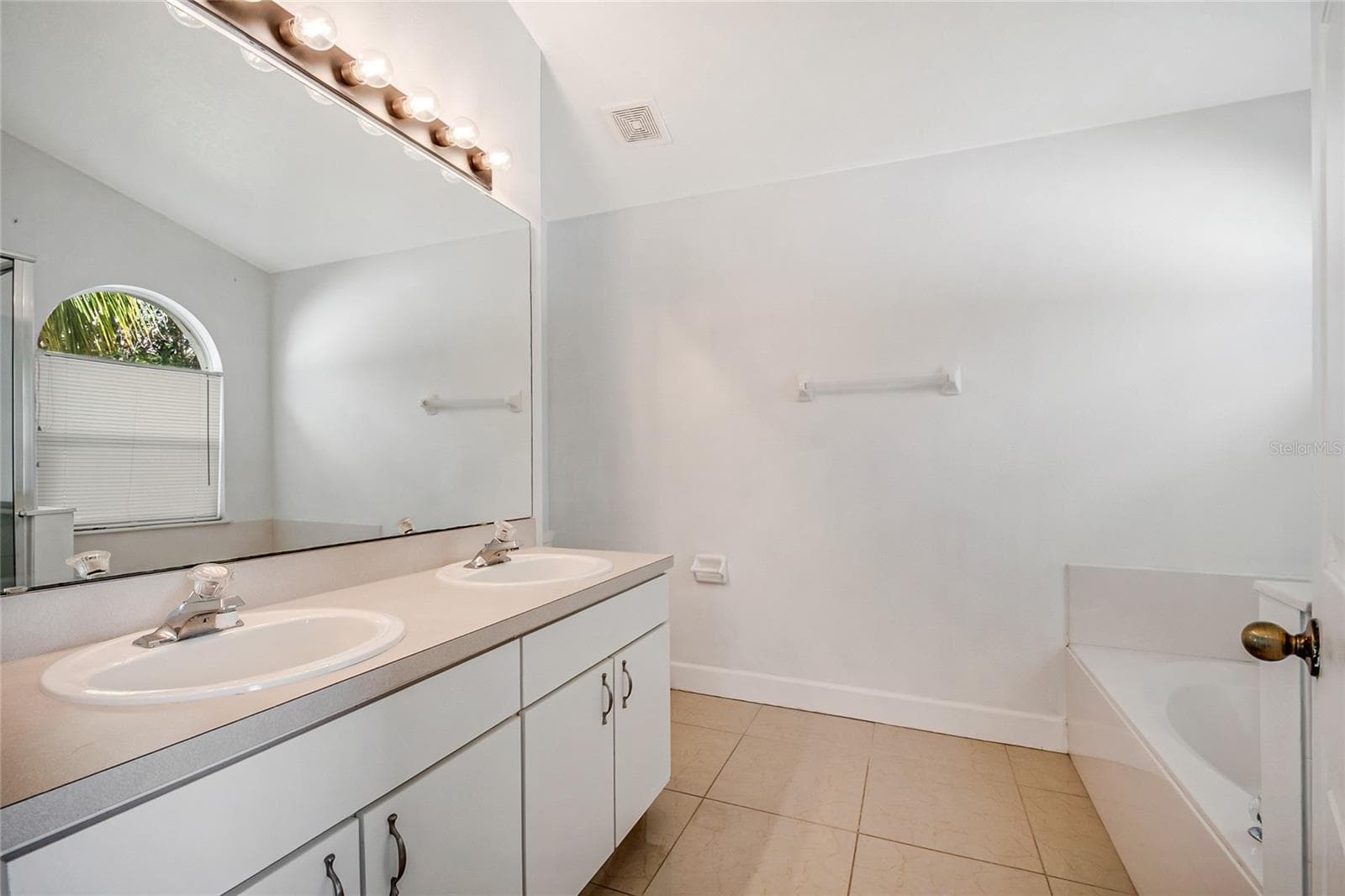 MASTER BATH - 12471 CASTLEMAIN TRL, ORLANDO