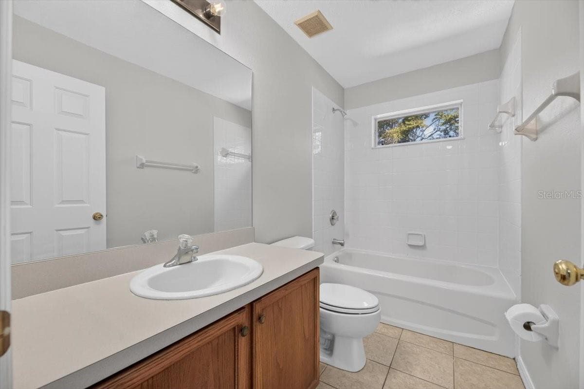 Full Guest Bathroom - Upstairs - 10807 HOFFNER EDGE DR, RIVERVIEW