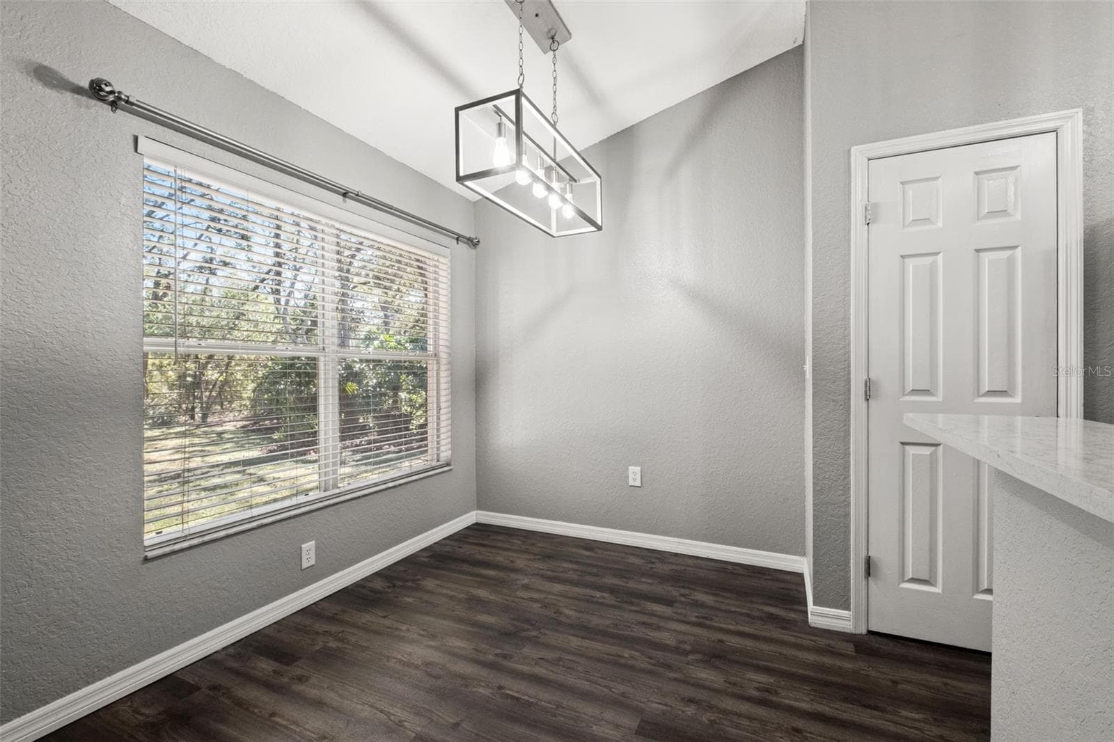 Breakfast Nook - 2138 FAIRVIEW RD, SPRING HILL