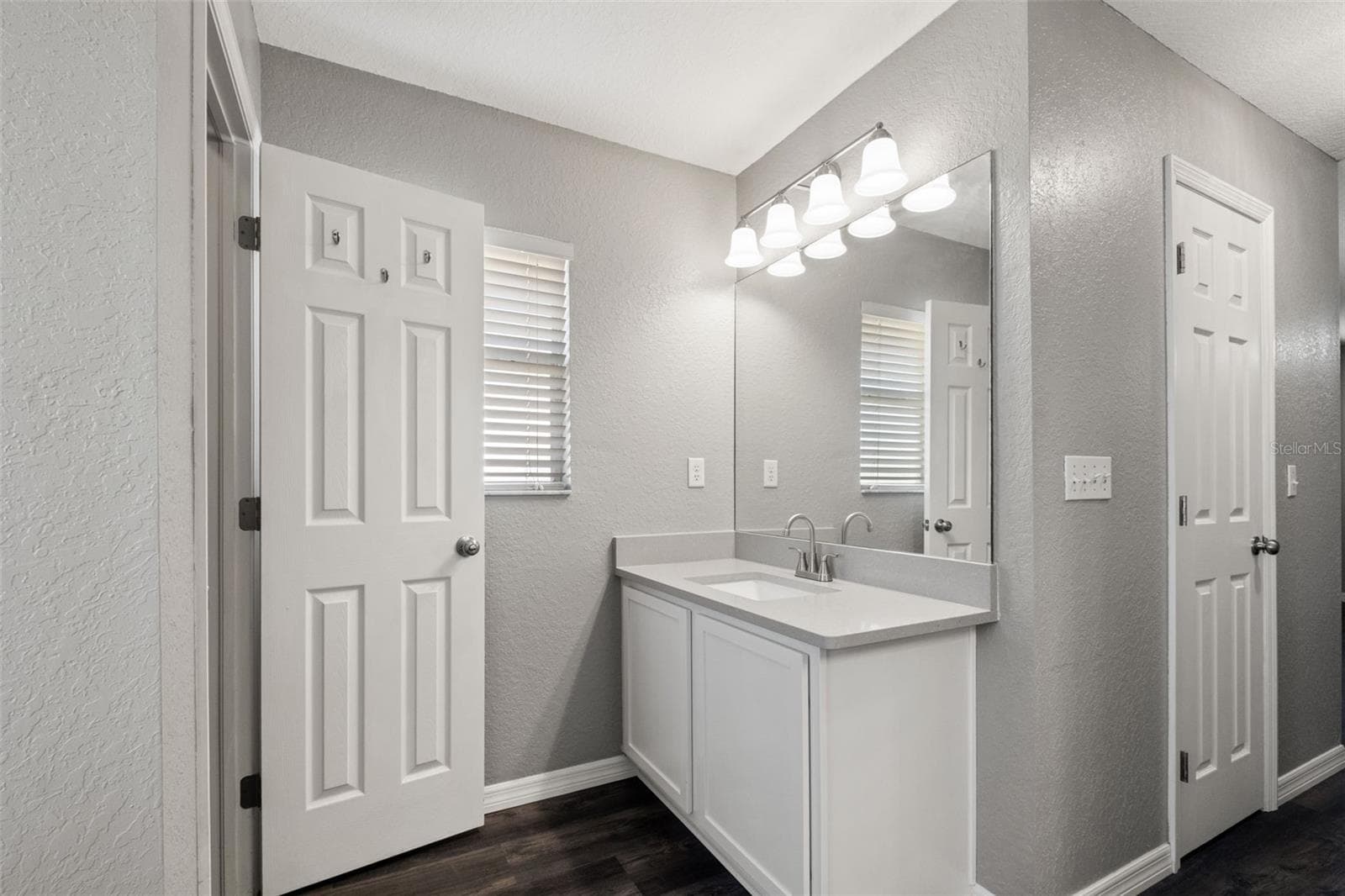 Ensuite Bathroom with Dual Vanities - 2138 FAIRVIEW RD, SPRING HILL