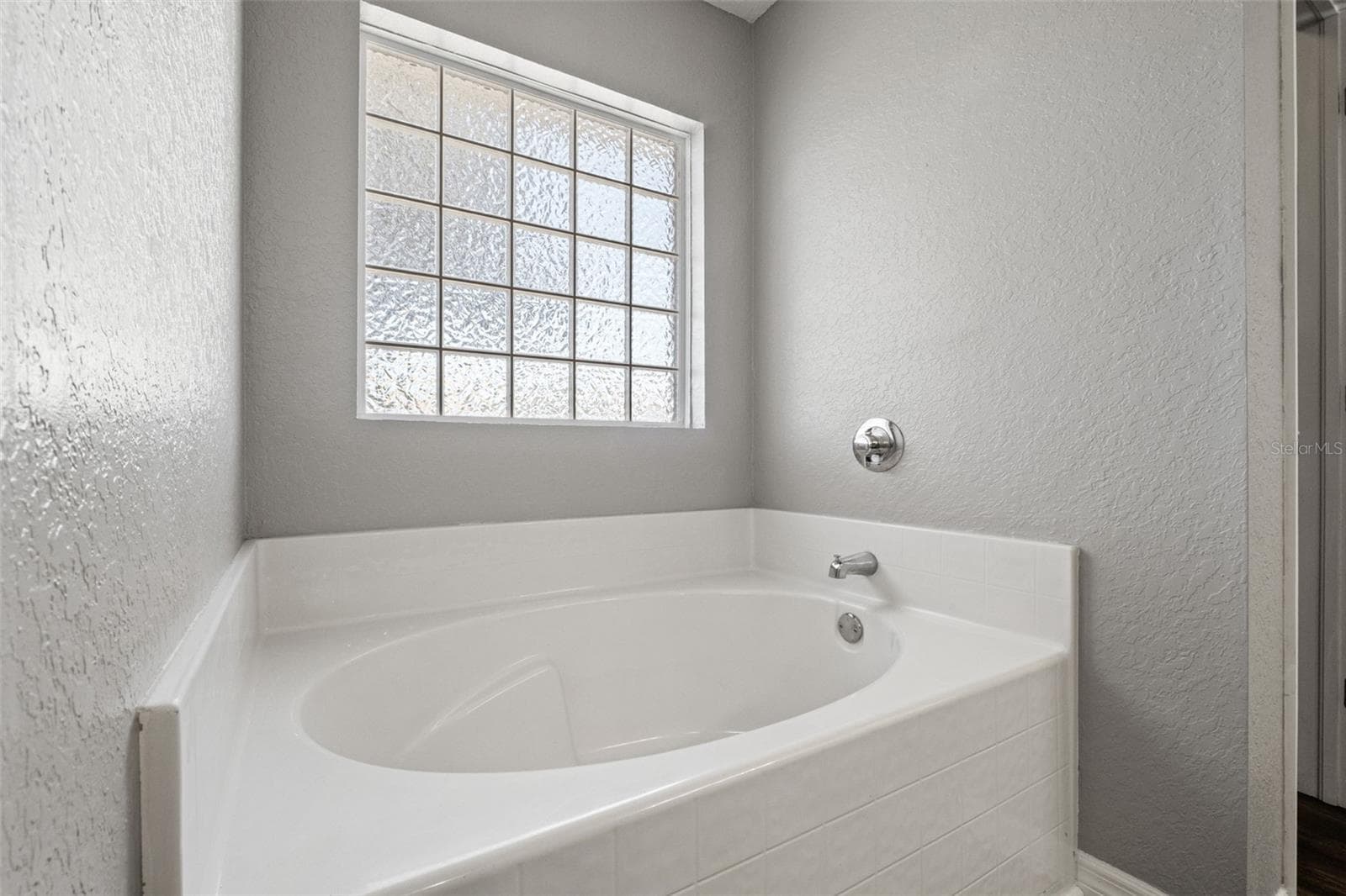 Soaking Tub - 2138 FAIRVIEW RD, SPRING HILL