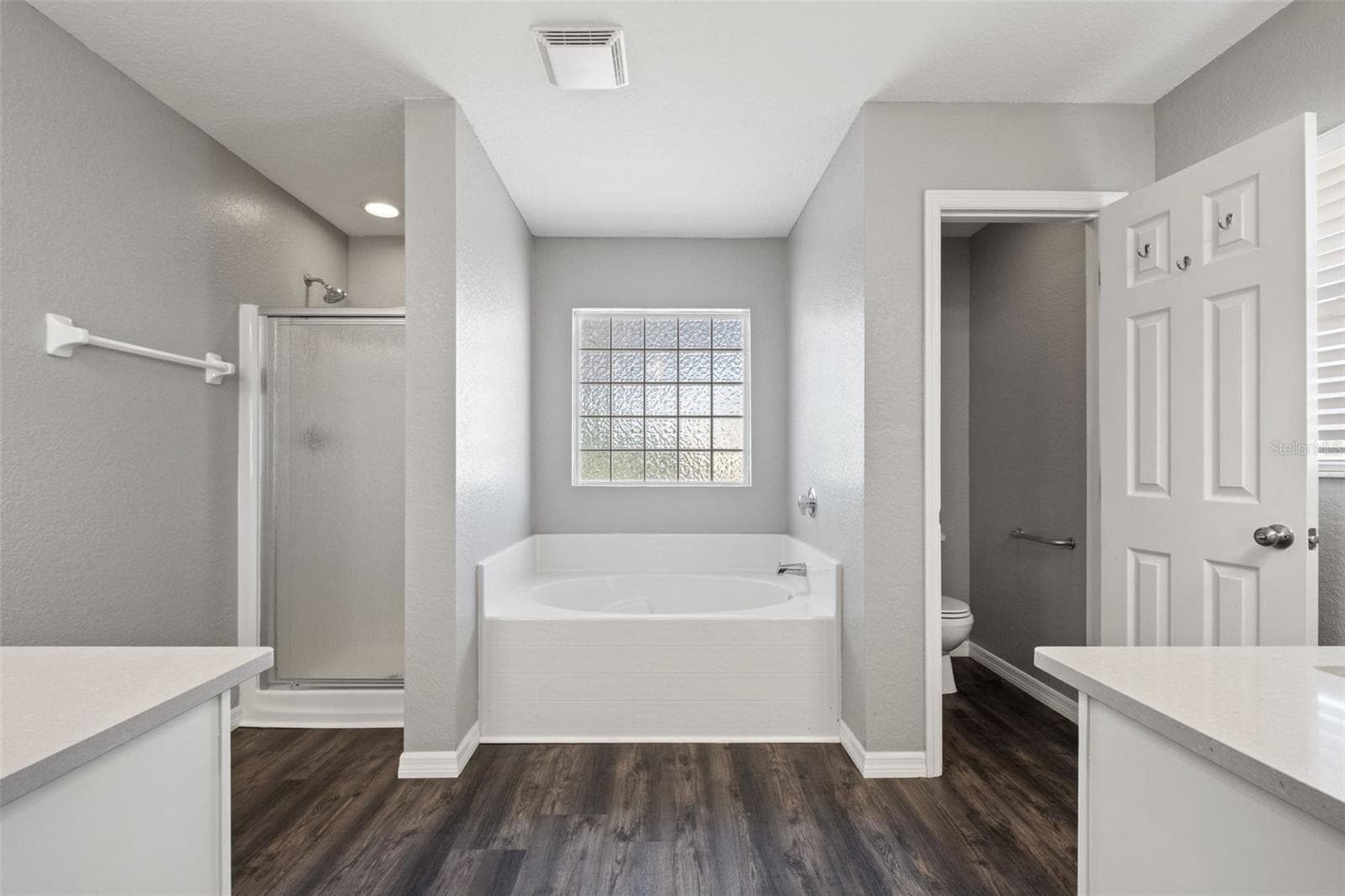 Ensuite Bathroom with Dual Vanities - 2138 FAIRVIEW RD, SPRING HILL