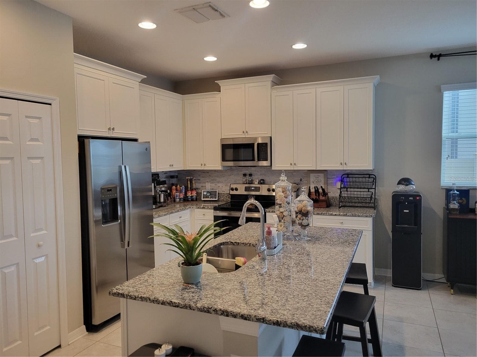 Kitchen with 48" cabinets and granite counters - 37868 BEACON BRICK DR, ZEPHYRHILLS