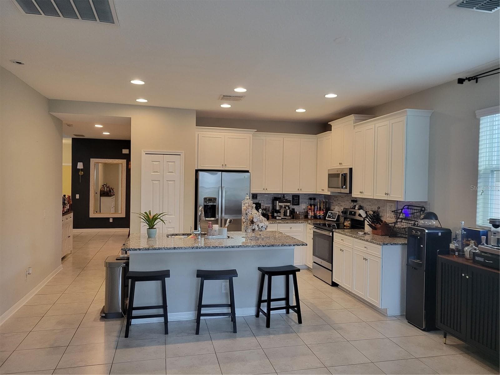 Kitchen Island - 37868 BEACON BRICK DR, ZEPHYRHILLS