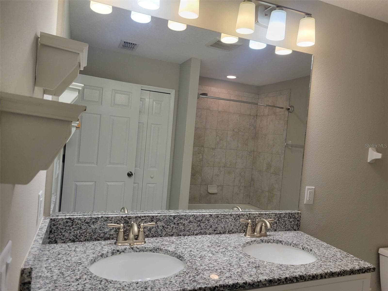 Upstairs bath - 37868 BEACON BRICK DR, ZEPHYRHILLS