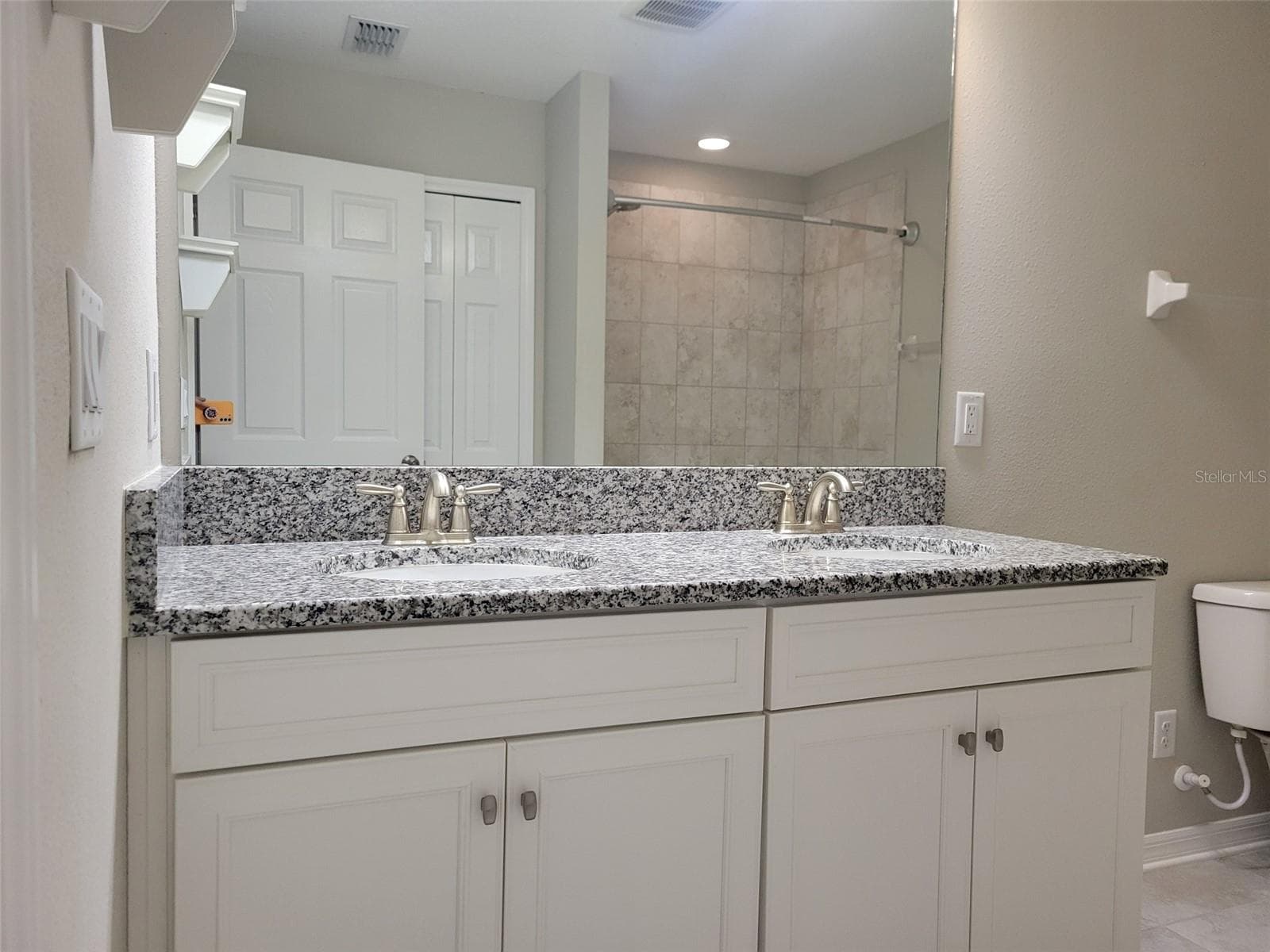 Upstairs bath - 37868 BEACON BRICK DR, ZEPHYRHILLS