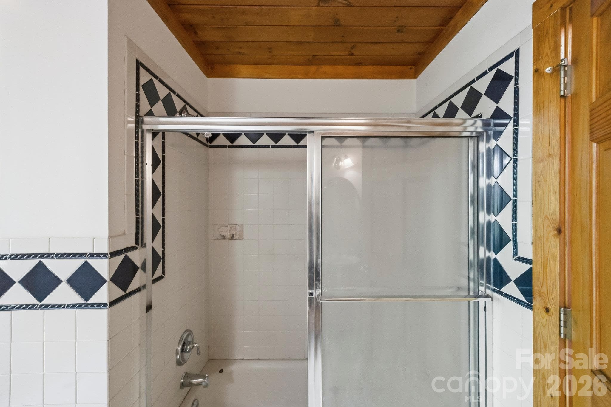 Full Upstairs Bath - 1130 Beamguard Road, Clover