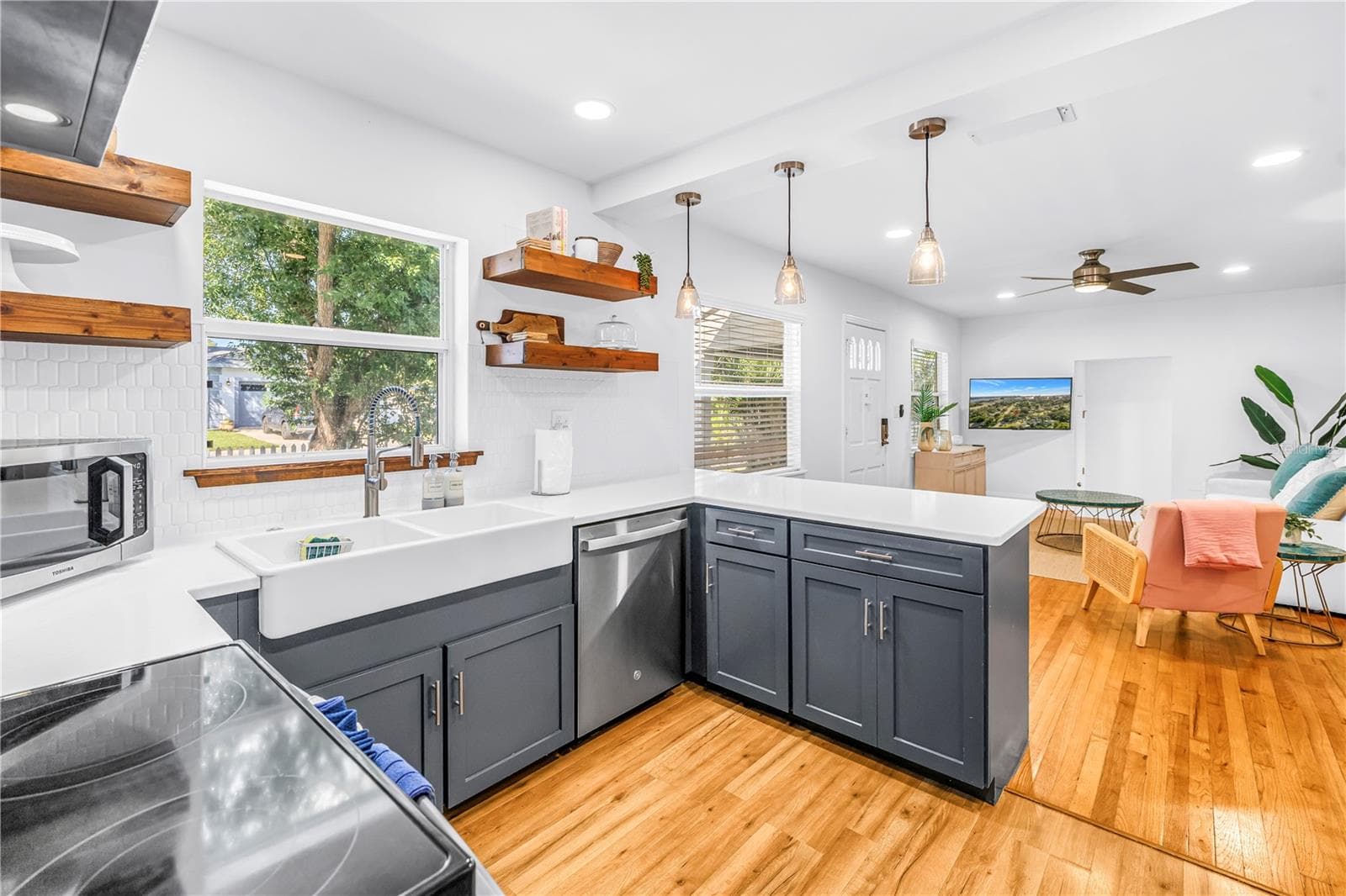 Single Family Residence at 10804 SEMINOLE DR N, ST PETERSBURG, photo 11 of 56