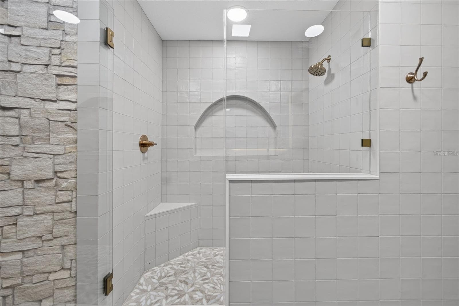 Walk-in shower - 290 SPANIARDS RD, PLACIDA