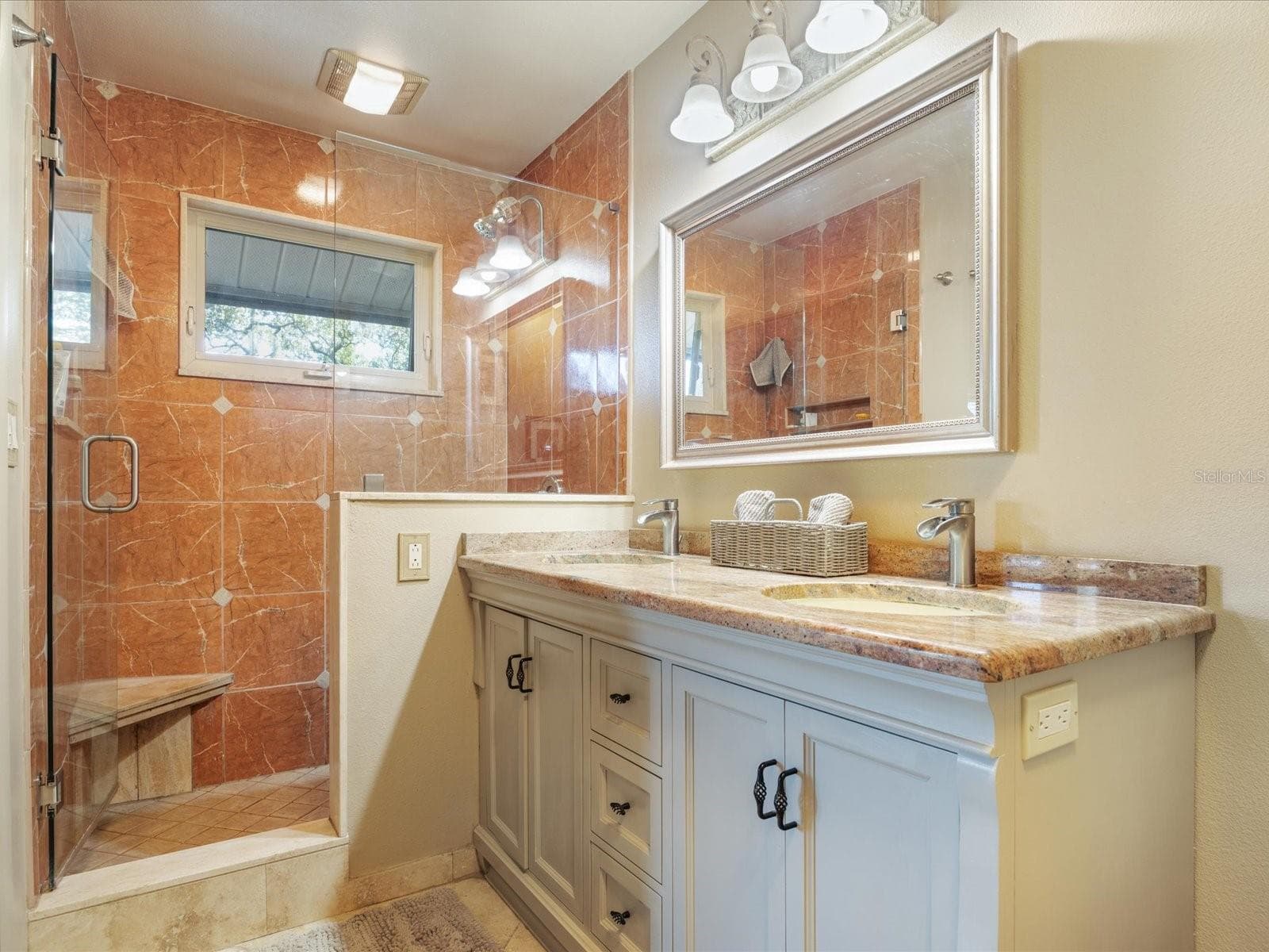 Walk in shower - 3328 BRIARWOOD CIR, SAFETY HARBOR
