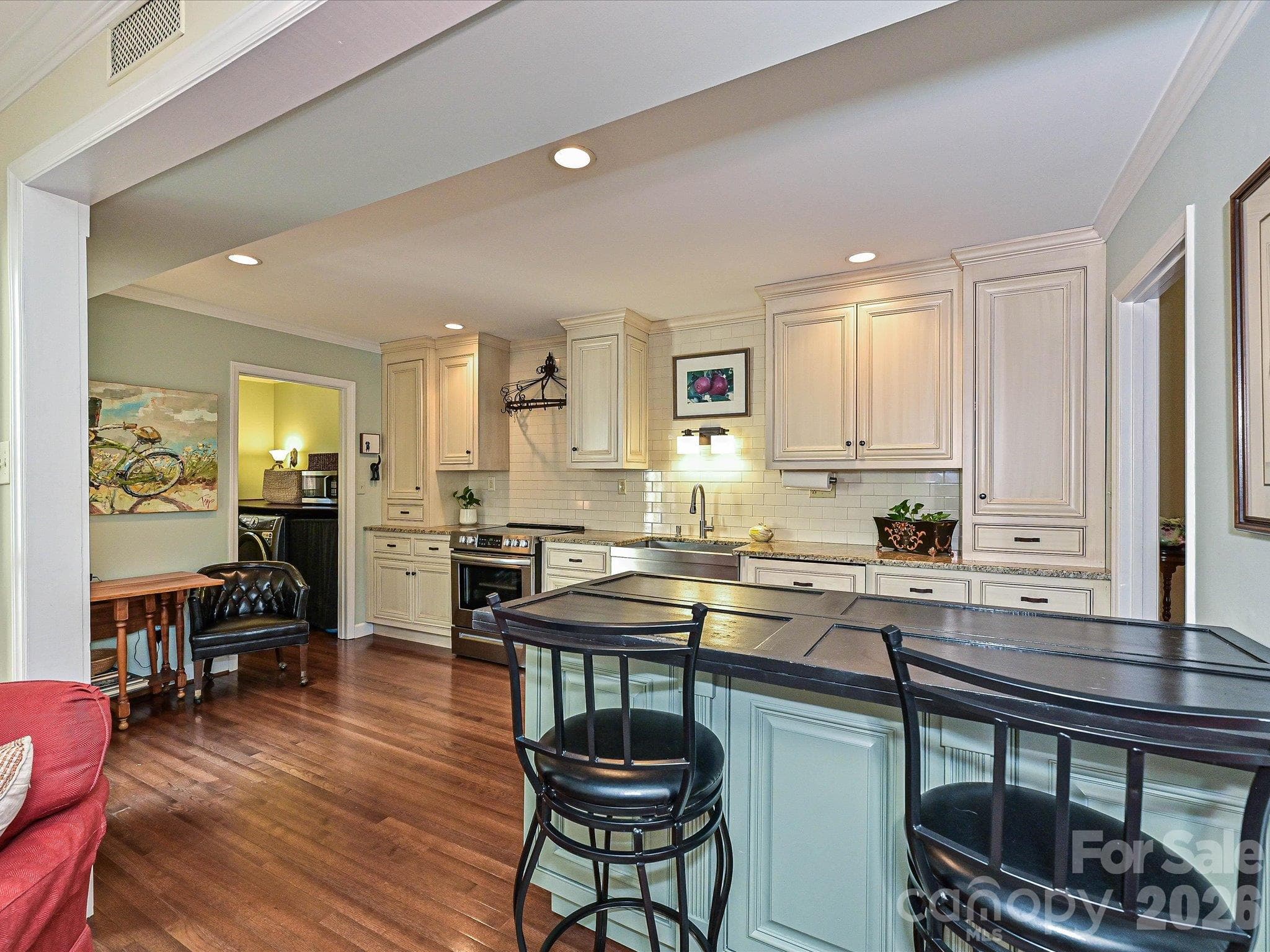 Kitchen with island and cosy dining area - 4313 Silo Lane, Charlotte