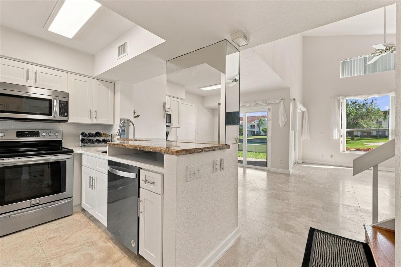 Townhouse at 6101 MIRADA CIR, ST PETERSBURG, photo 3 of 40