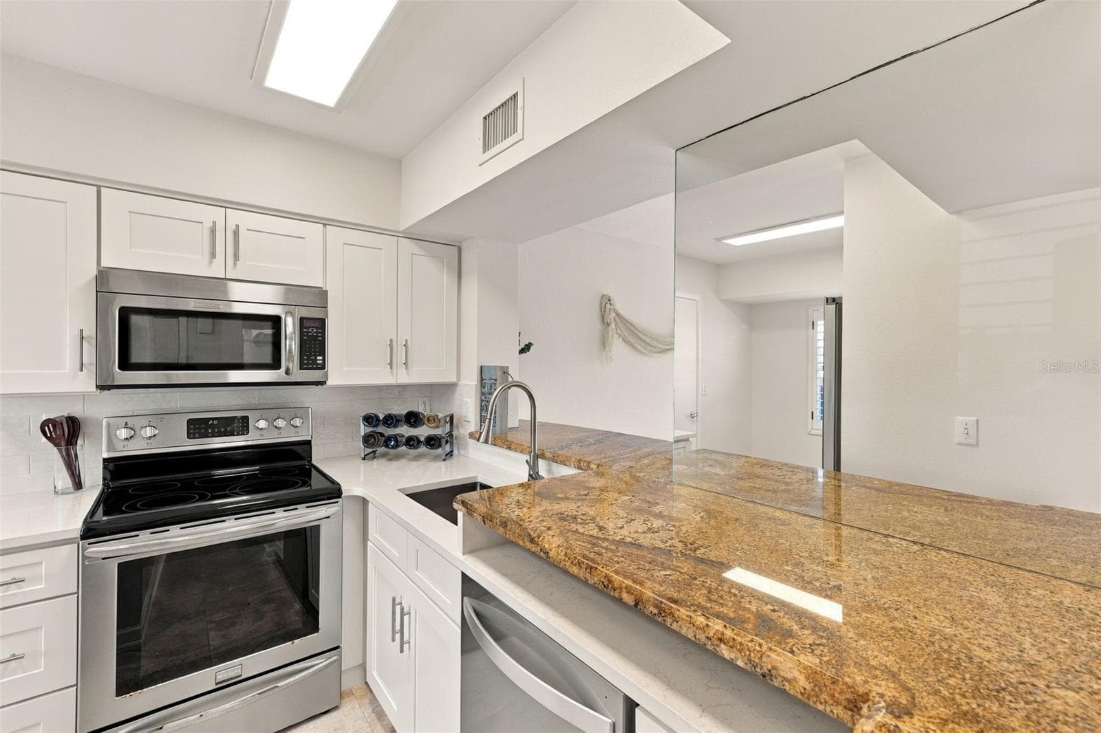 Townhouse at 6101 MIRADA CIR, ST PETERSBURG, photo 4 of 40