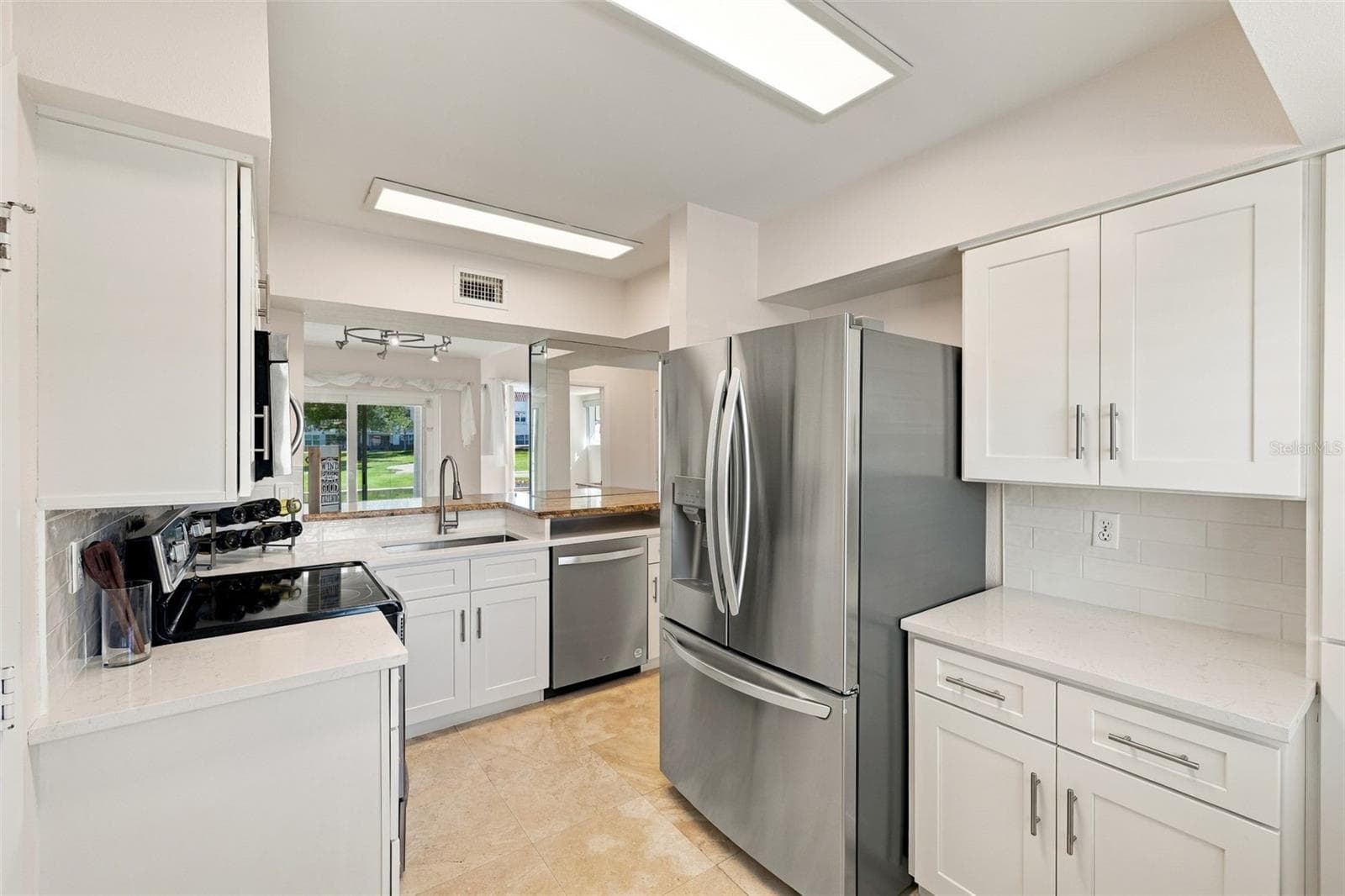 Townhouse at 6101 MIRADA CIR, ST PETERSBURG, photo 5 of 40