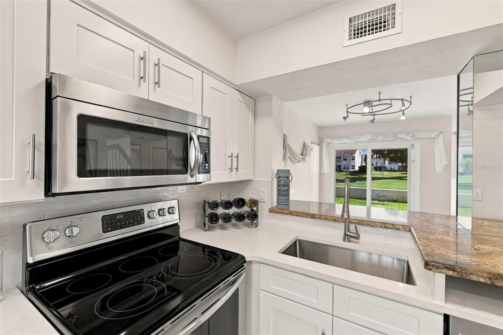 Townhouse at 6101 MIRADA CIR, ST PETERSBURG, photo 6 of 40