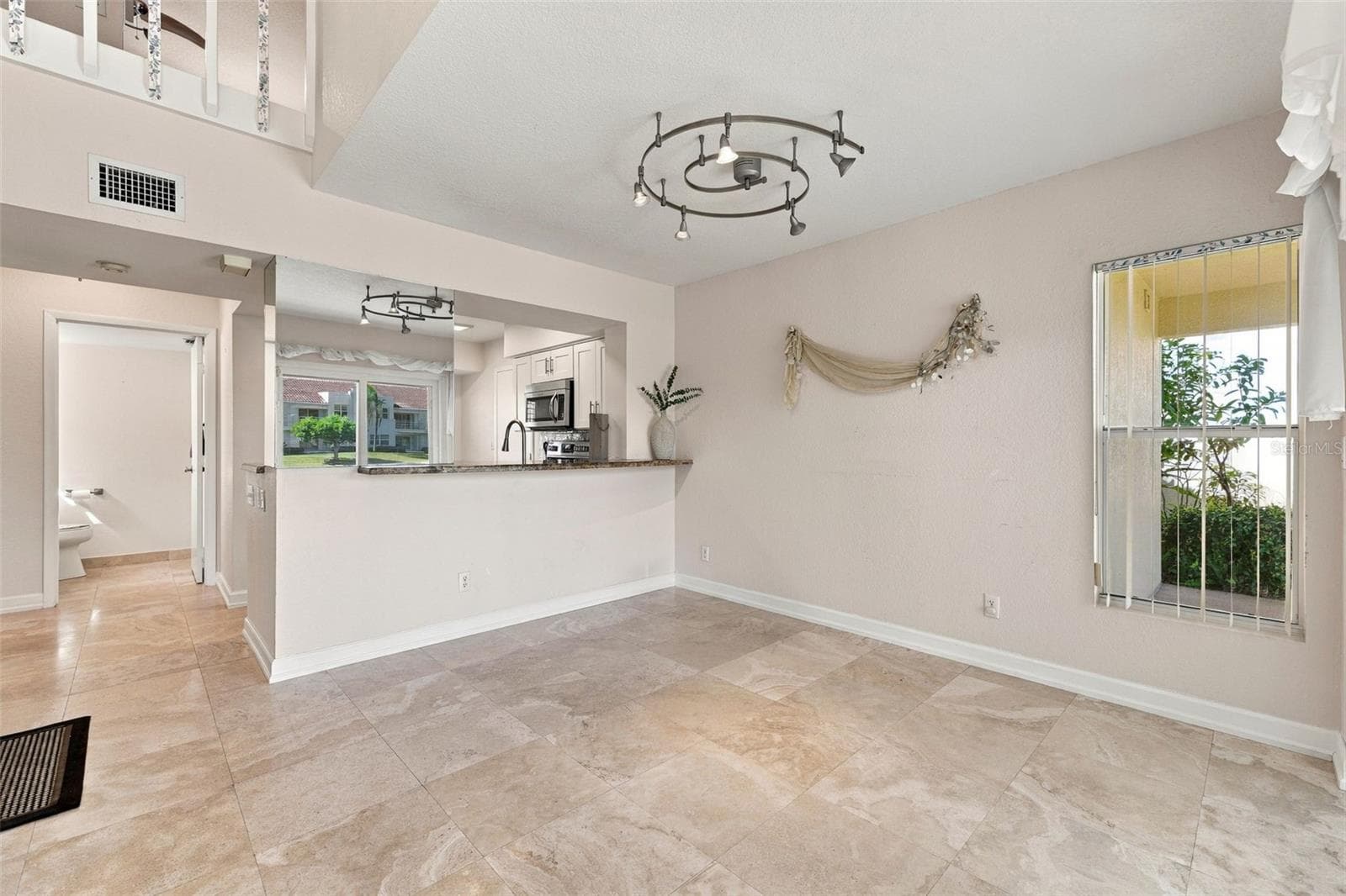 Townhouse at 6101 MIRADA CIR, ST PETERSBURG, photo 9 of 40