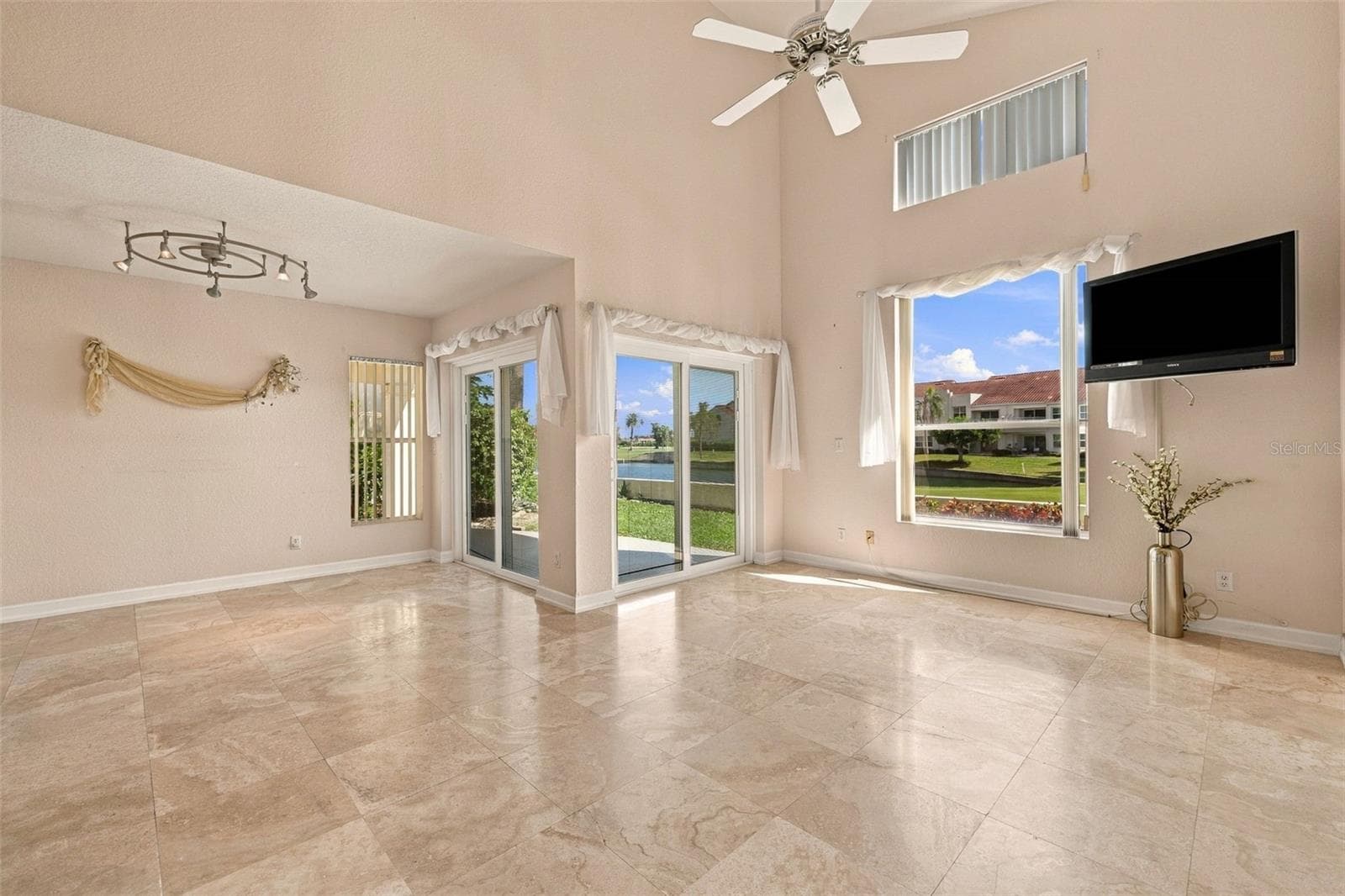 Townhouse at 6101 MIRADA CIR, ST PETERSBURG, photo 11 of 40