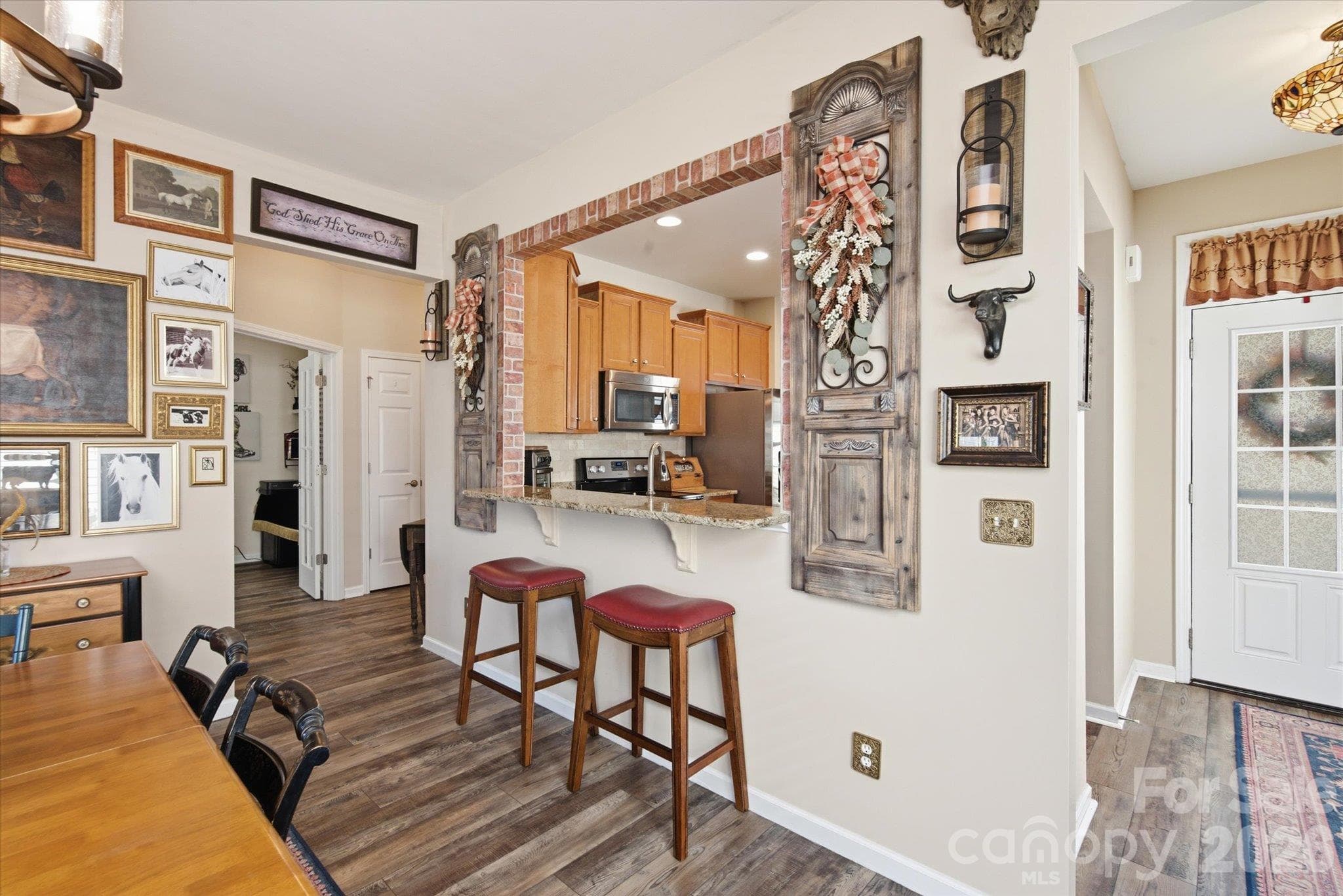 Breakfast bar for serving or additional seating - 23121 Whimbrel Circle, Indian Land