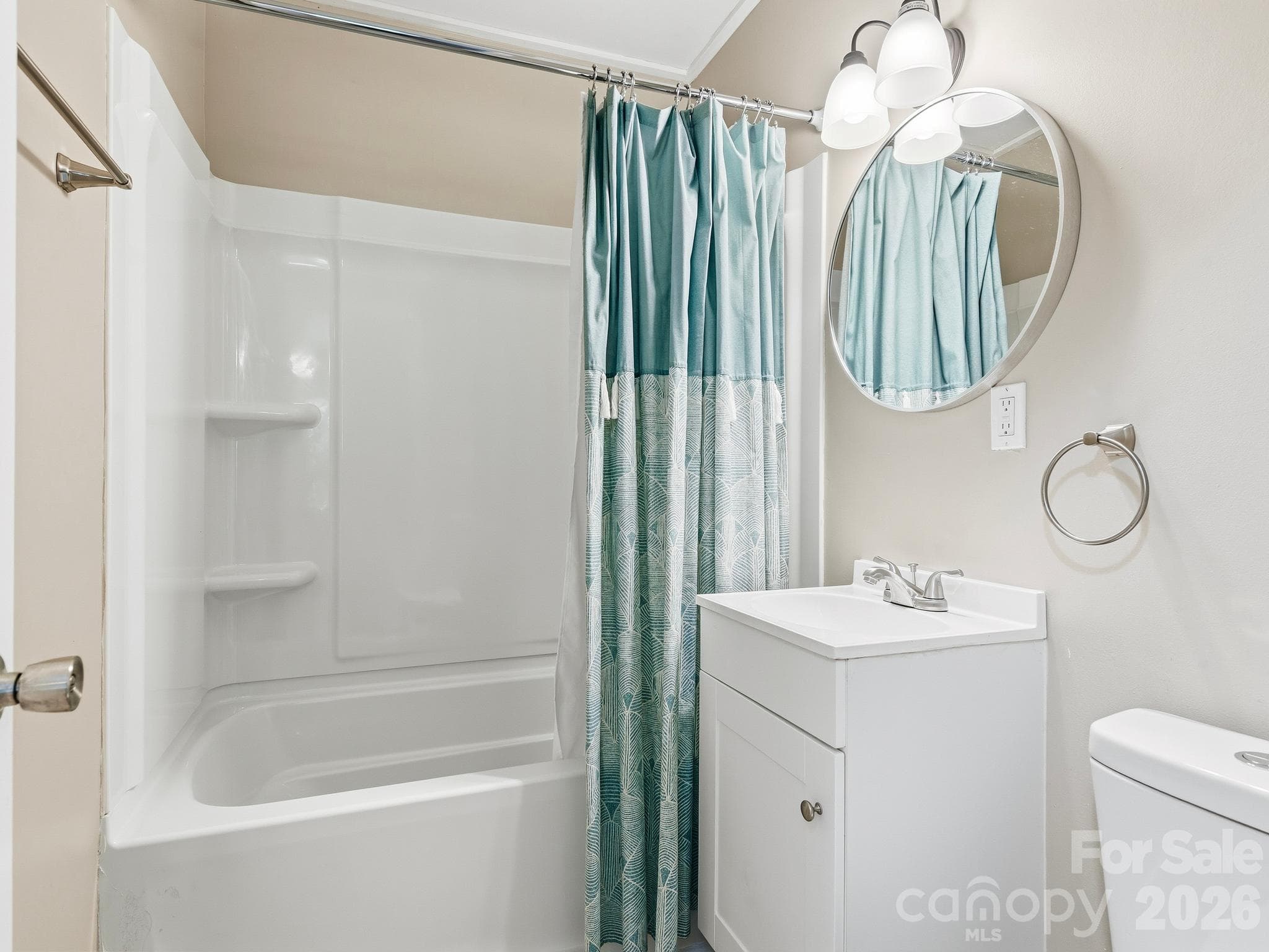 One of 3 full bathrooms - 175 Mimosa Road, Columbus
