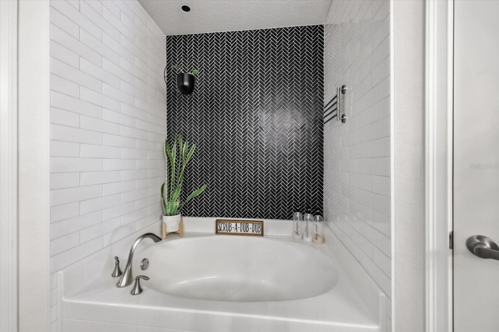 Gorgeous tile detail enhances the garden tub space - 300 FORDHAM RD, VENICE