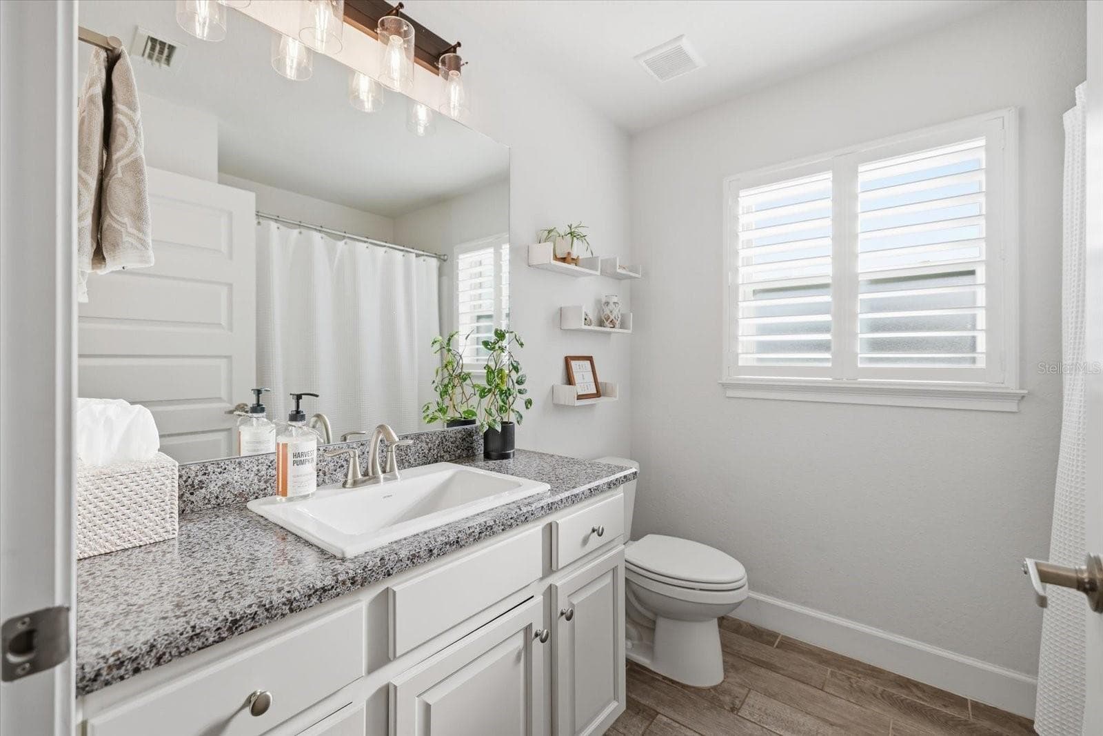 Main Bathroom - 300 FORDHAM RD, VENICE