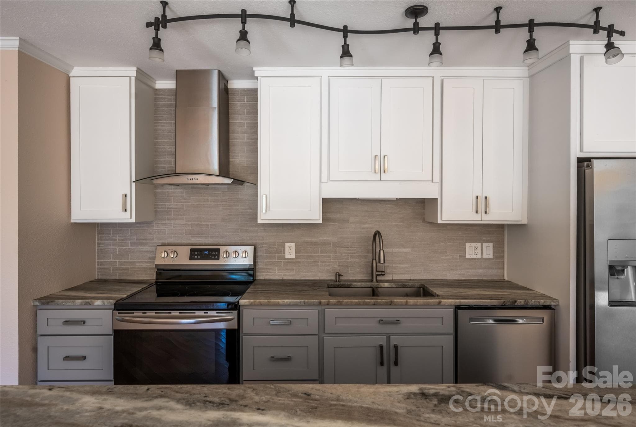 Single Family Residence at 207 Beechwood Lakes Drive, Hendersonville, photo 10 of 47