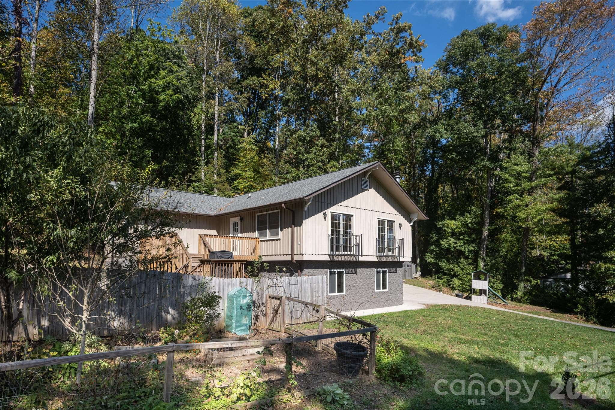 Single Family Residence at 207 Beechwood Lakes Drive, Hendersonville, photo 43 of 47