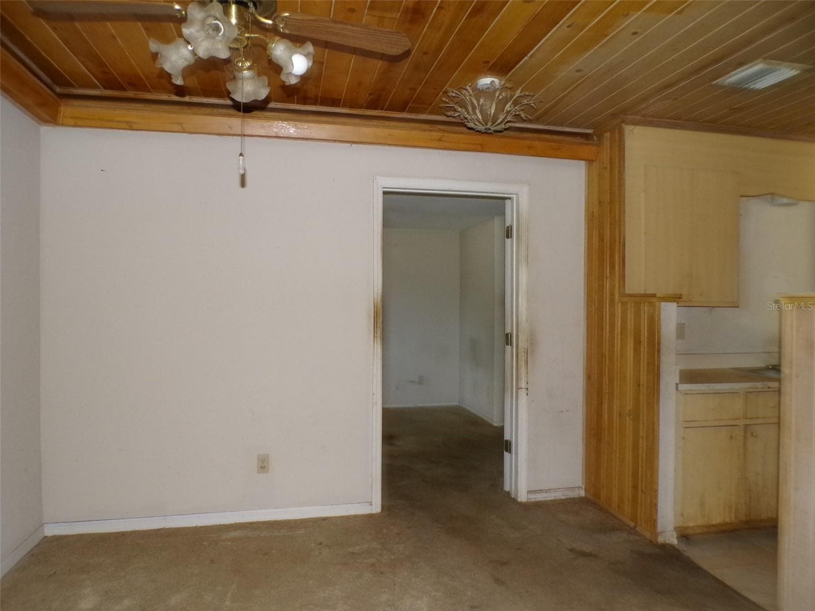 Single Family Residence at 155 S OXFORD DR, ENGLEWOOD, photo 8 of 12