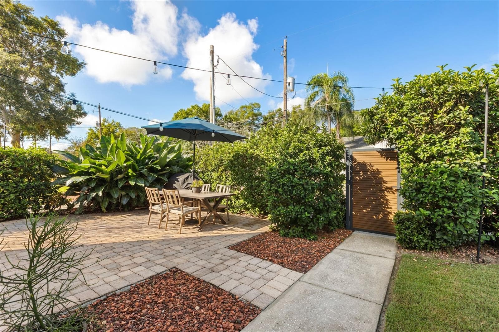 Corner lot provides 2 access points to the home. This stunning gate and walk way lead right to the den's separate exterior entrance. - 947 N SHINE AVE, ORLANDO