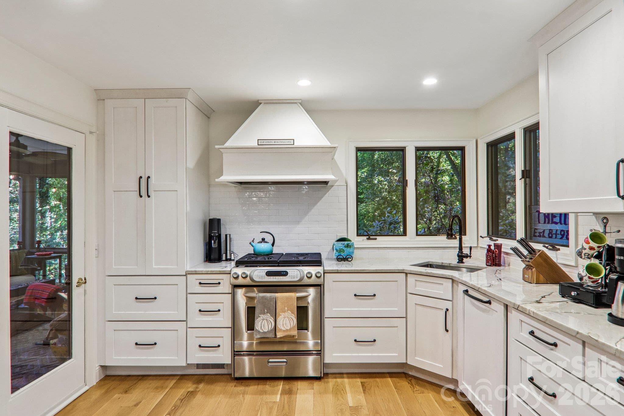Gas range with high end vent hood. - 212 Pheasant Run, Hendersonville
