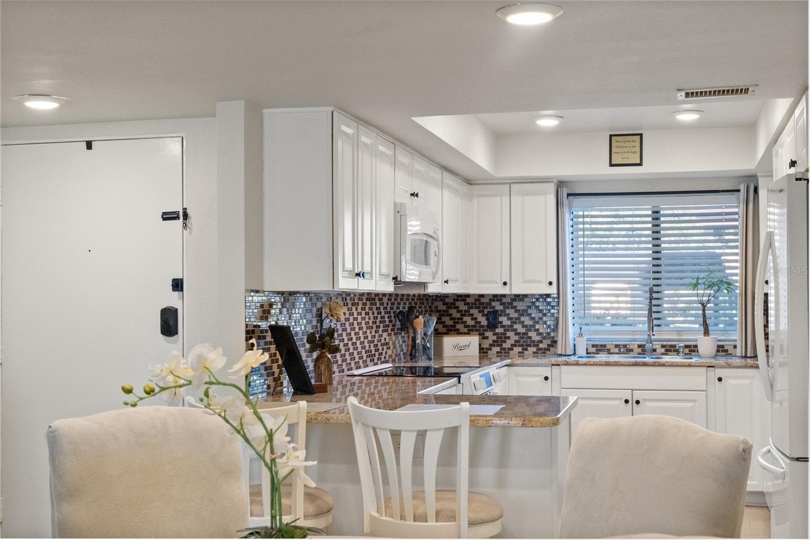 Condominium at 860 S VILLAGE DR N #105, ST PETERSBURG, photo 4 of 46