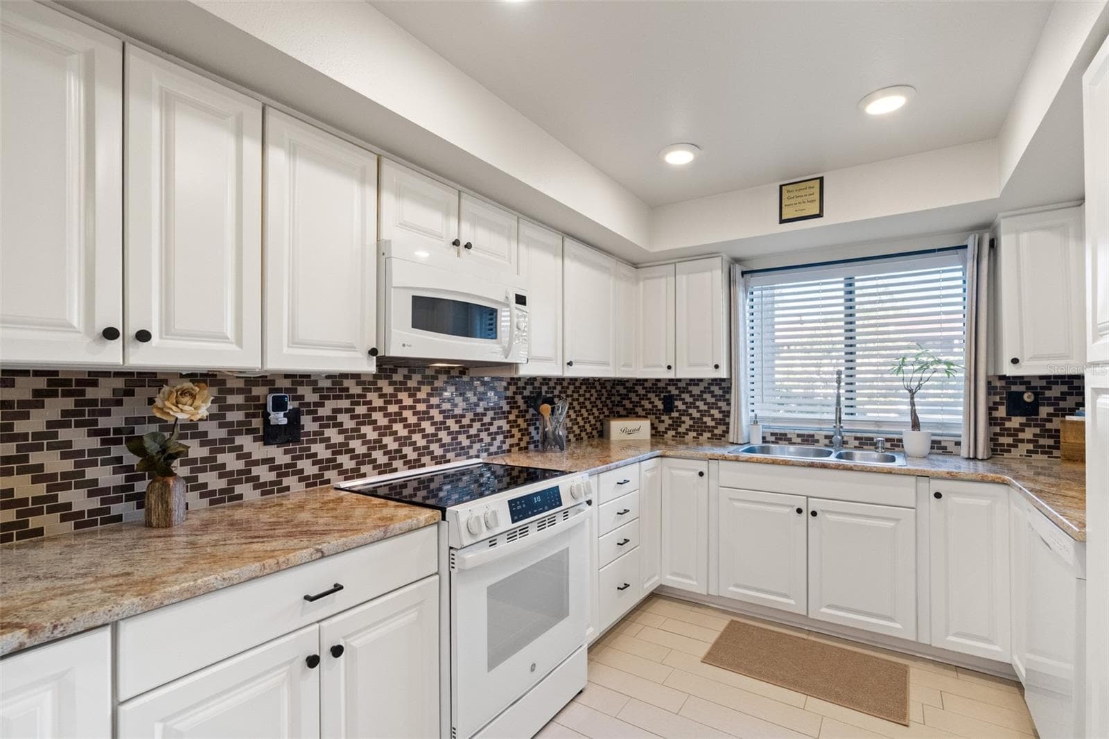 Condominium at 860 S VILLAGE DR N #105, ST PETERSBURG, photo 6 of 46