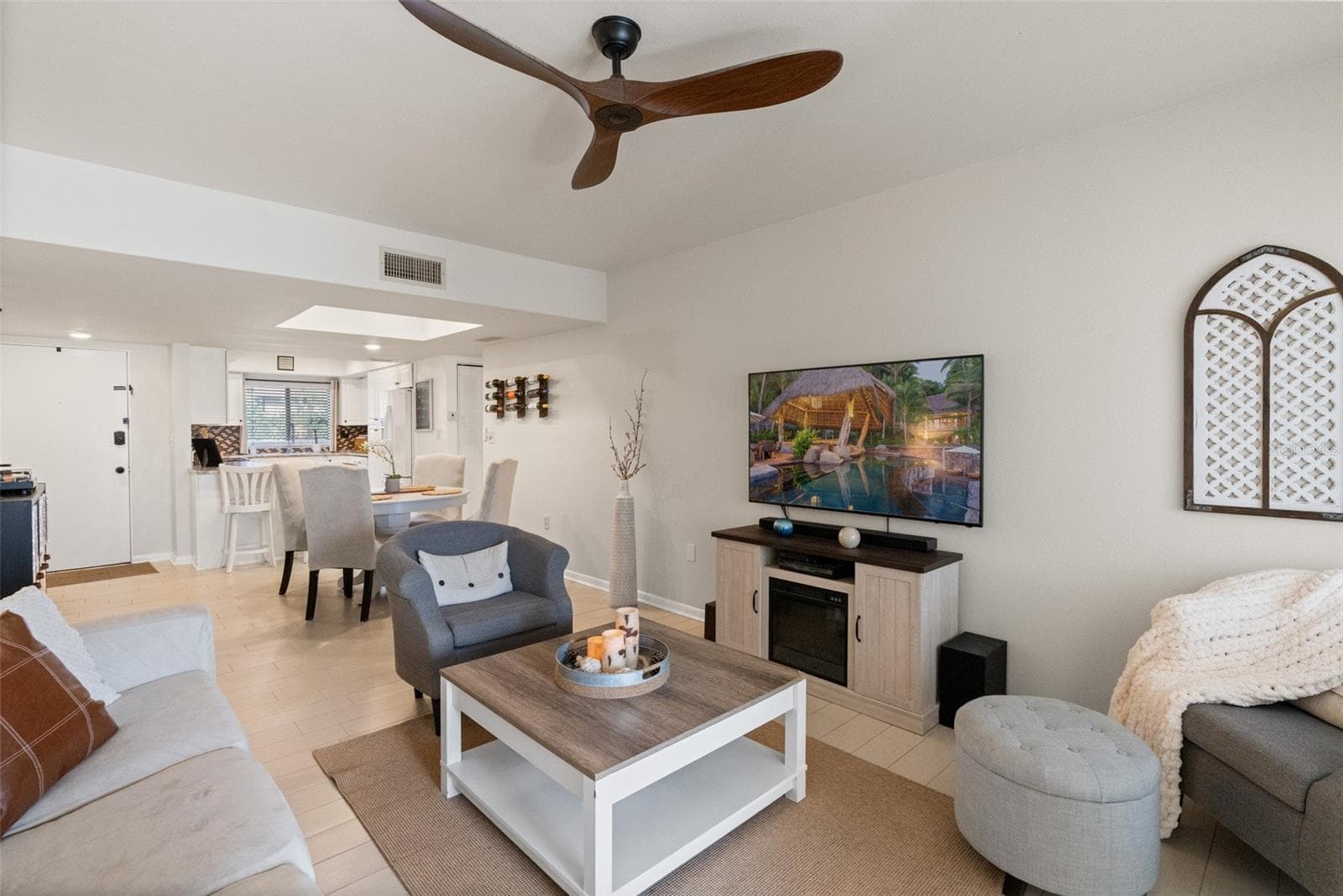 Condominium at 860 S VILLAGE DR N #105, ST PETERSBURG, photo 11 of 46