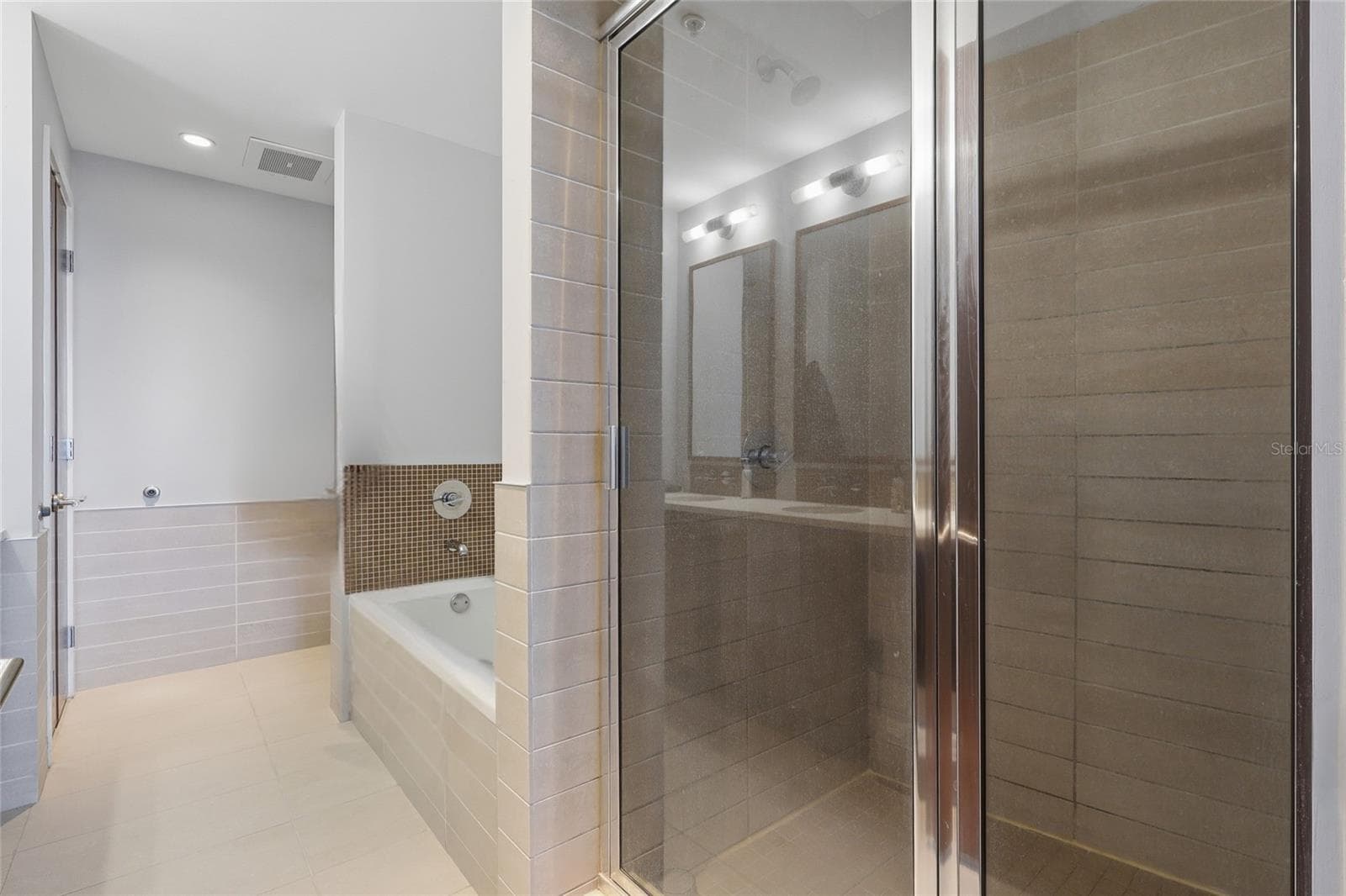 Condominium at 912 CHANNELSIDE DR #2307, TAMPA, photo 11 of 40