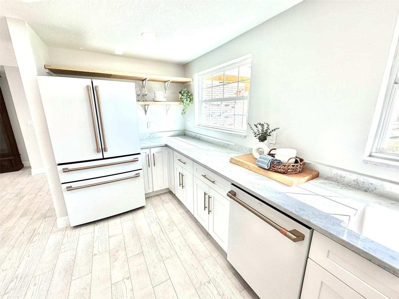 Gorgeous Stone Counters and all BRAND NEW Appliances - 336 SHADDOCK ST, TARPON SPRINGS