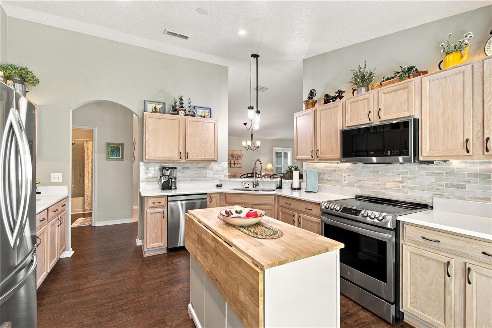 SPACIOUS KITCHEN - 137 RIALTO RD, POINCIANA