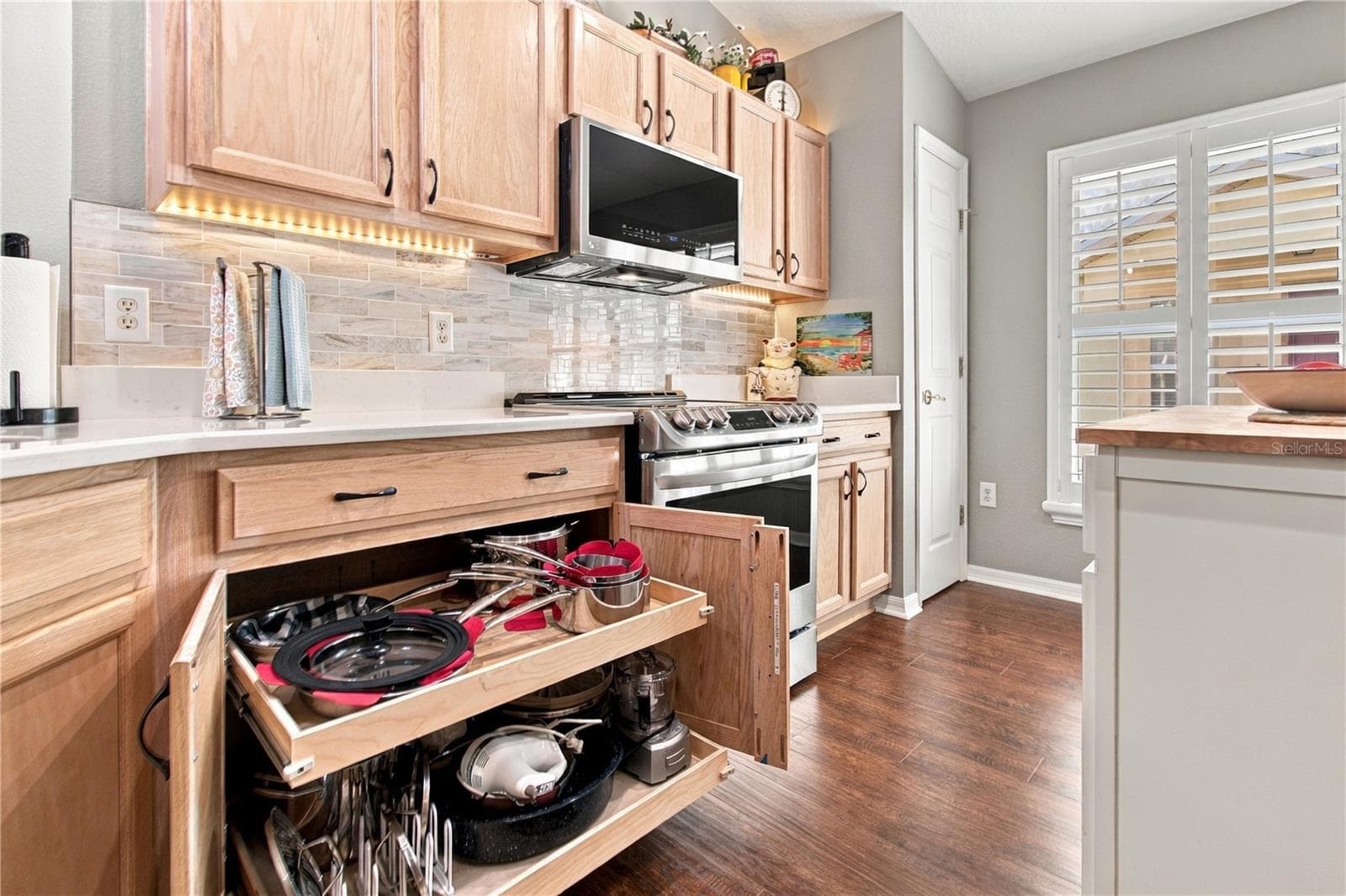 PULL-OUT SHELVES - 137 RIALTO RD, POINCIANA
