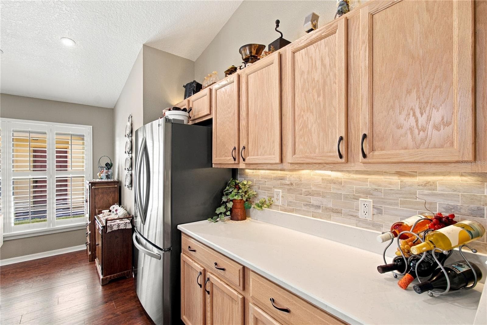 STONE SUBWAY TILE BACKSPALSH - 137 RIALTO RD, POINCIANA