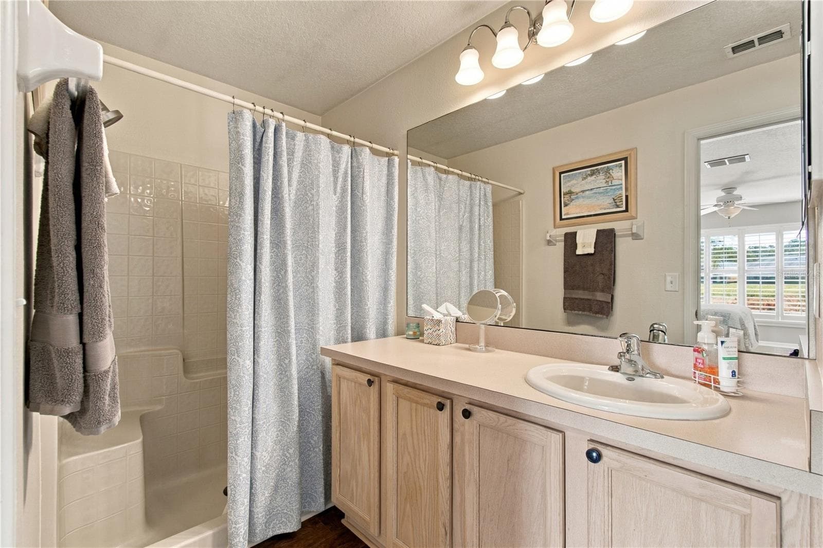 ENSUITE BATH W/ WALK-IN SHOWER - 137 RIALTO RD, POINCIANA