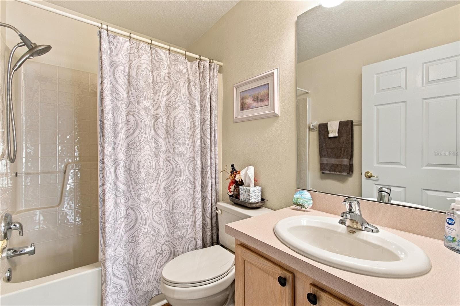 SECOND FULL BATHROOM W/TUB/SHOWER COMBO - 137 RIALTO RD, POINCIANA