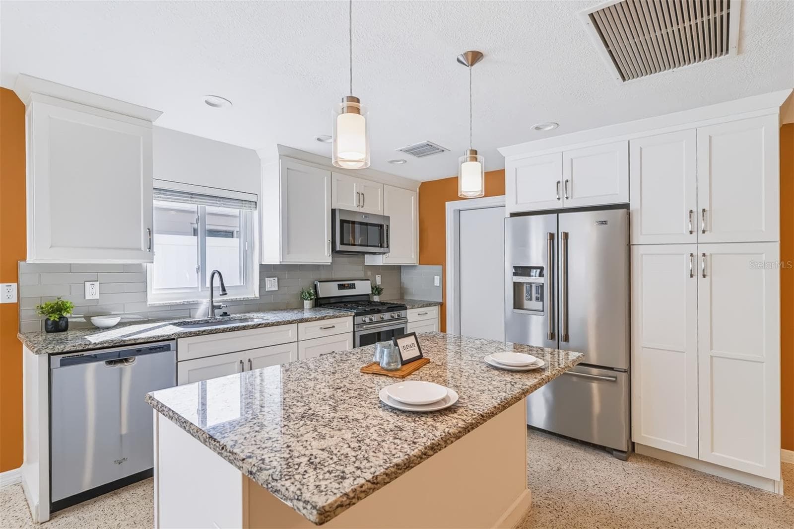 Kitchen with Granite Counters, Stainless-Steel Appliances & Soft-Close Drawers and Cabinets - 624 DUNRAVEN DR, WINTER PARK