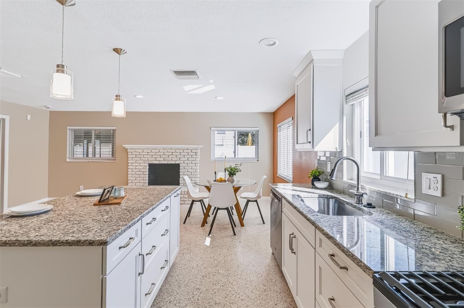 Kitchen & Eat-In Area - 624 DUNRAVEN DR, WINTER PARK
