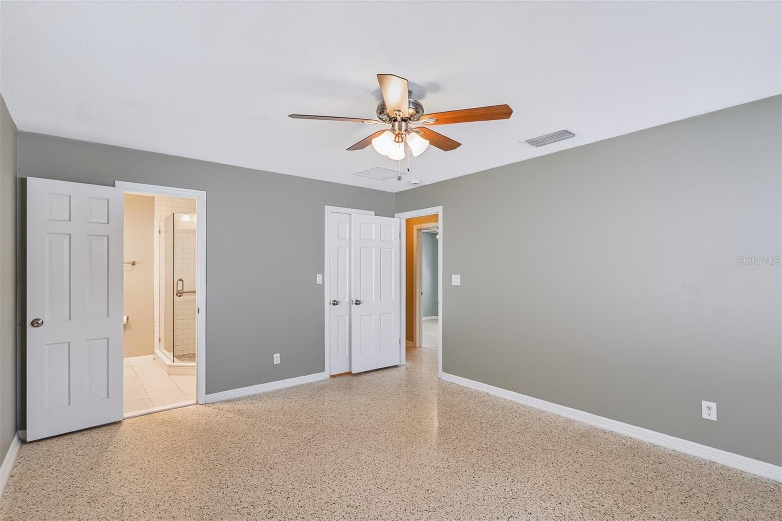 Primary Bedroom with Walk-In Closet & Ensuite Bathroom - 624 DUNRAVEN DR, WINTER PARK