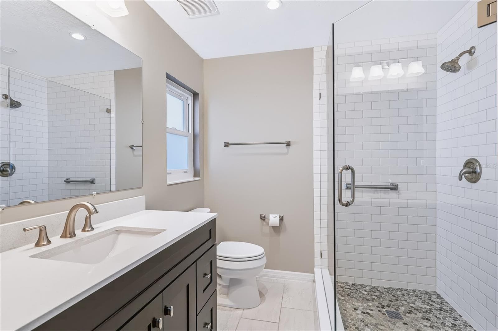 Primary Ensuite Bathroom with Granite Top Vanity with Soft-Close Drawers & Cabinets - 624 DUNRAVEN DR, WINTER PARK