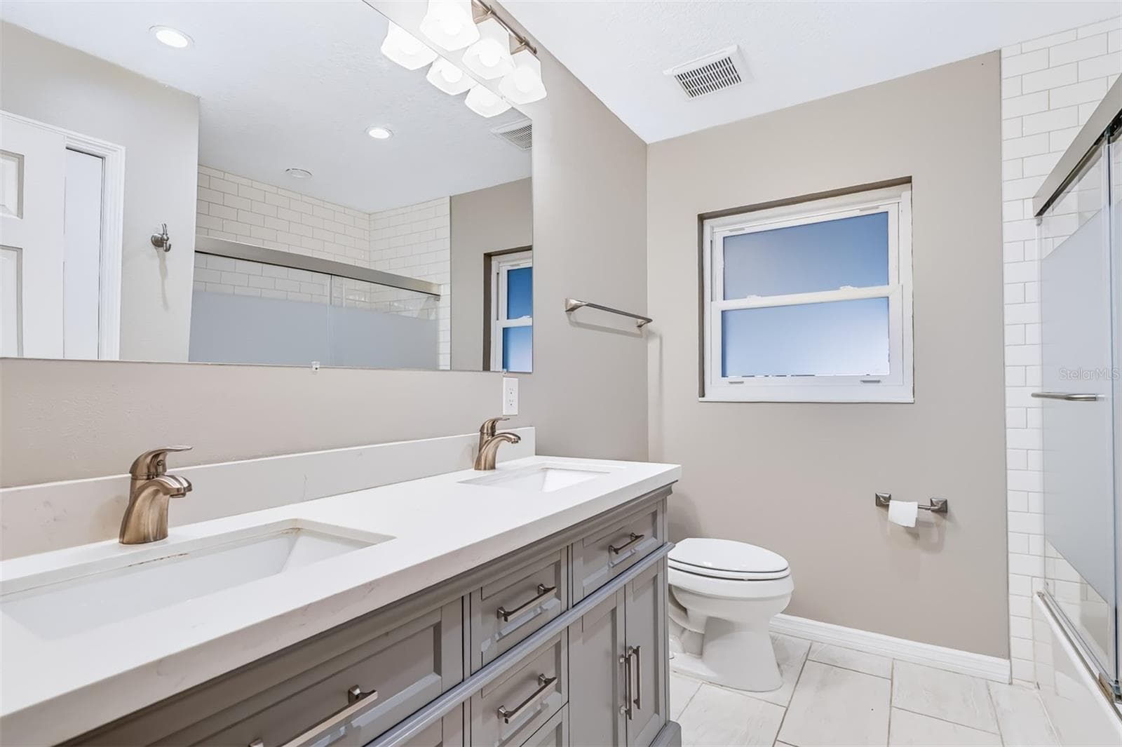 Hallway Bathroom with Dual Sink Granite Vanity with Soft-Close Drawers & Cabinets - 624 DUNRAVEN DR, WINTER PARK