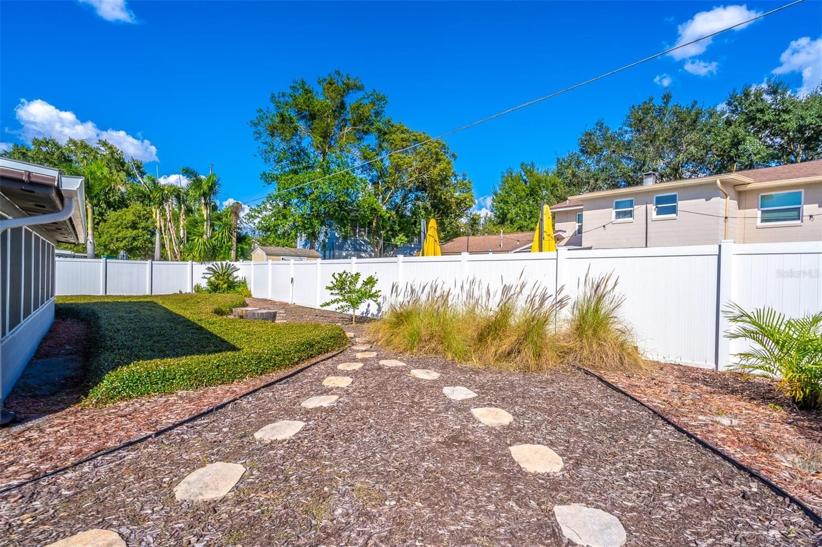 Landscaped Backyard with Vinyl Fence - 624 DUNRAVEN DR, WINTER PARK