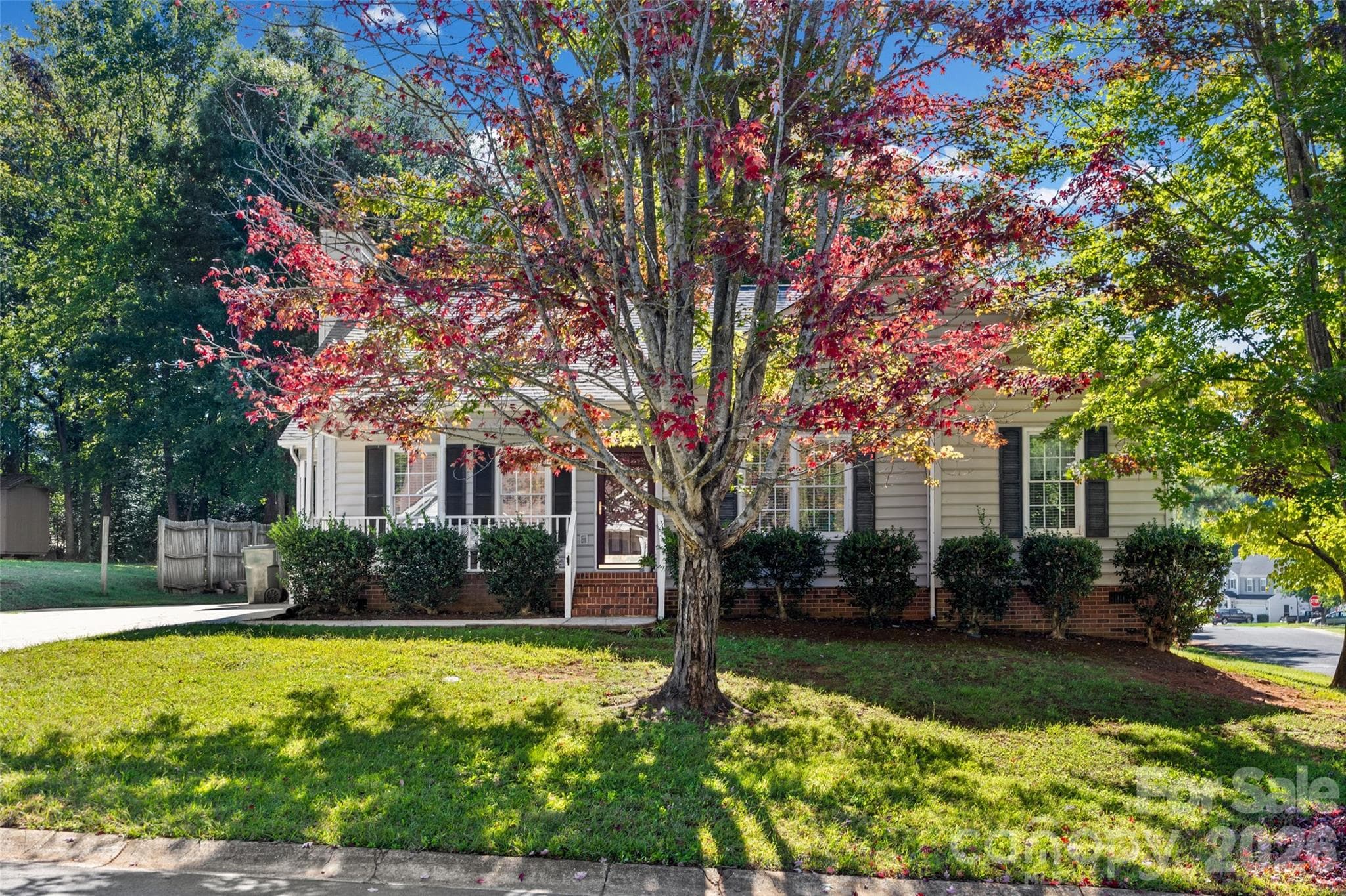 Single Family Residence at 800 Thistledown Drive, Rock Hill, photo 2 of 18