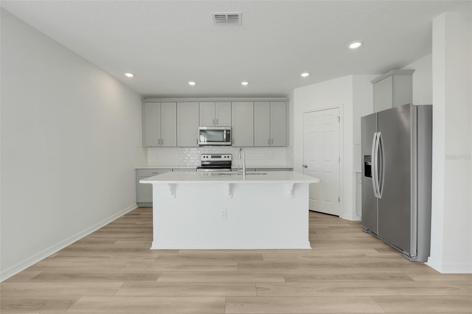 Kitchen area with upgraded finishes - 2401 WHITE TAIL ST, DAVENPORT