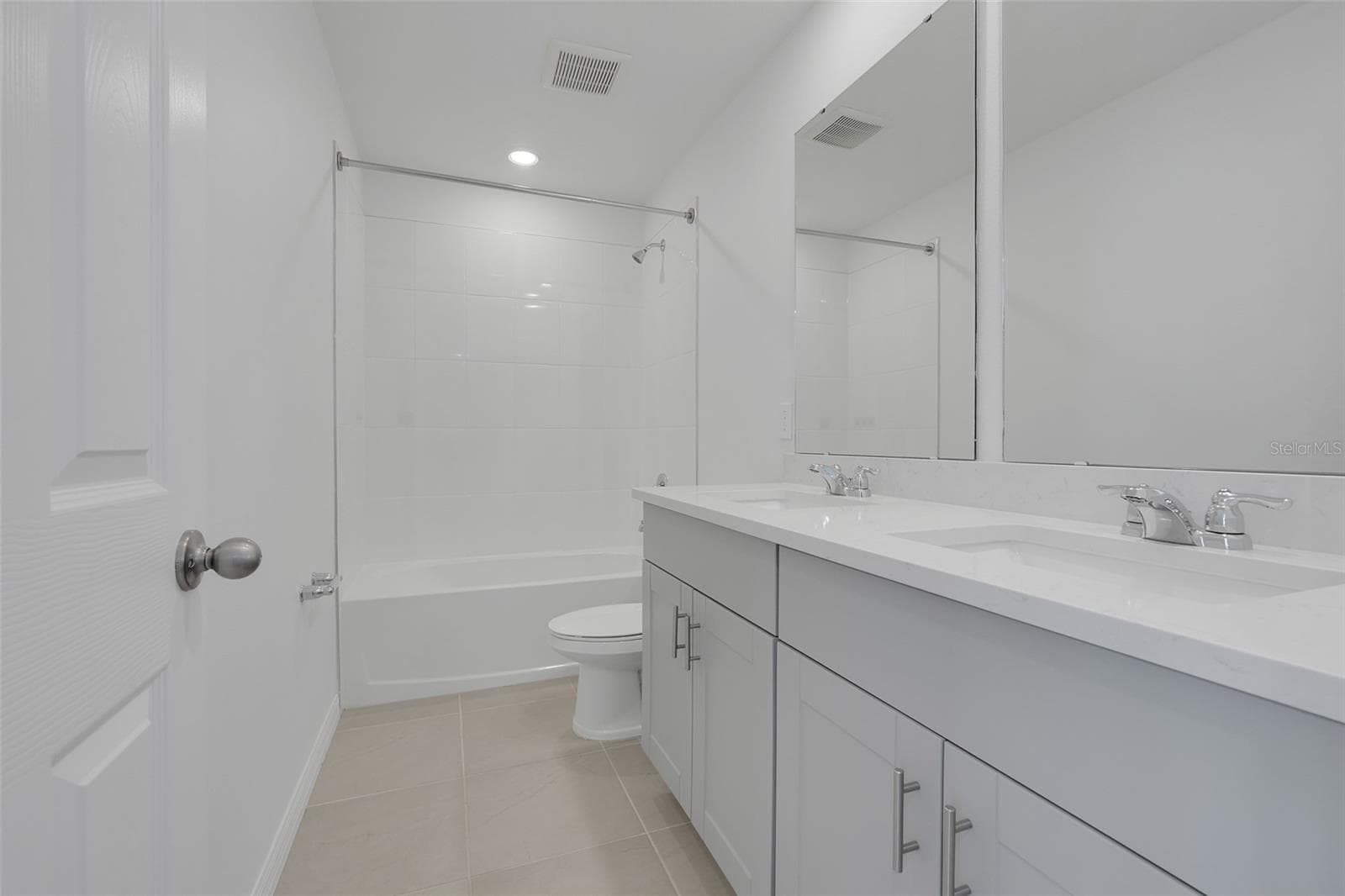 Hallway Bathroom on the 2nd Floor - 2401 WHITE TAIL ST, DAVENPORT