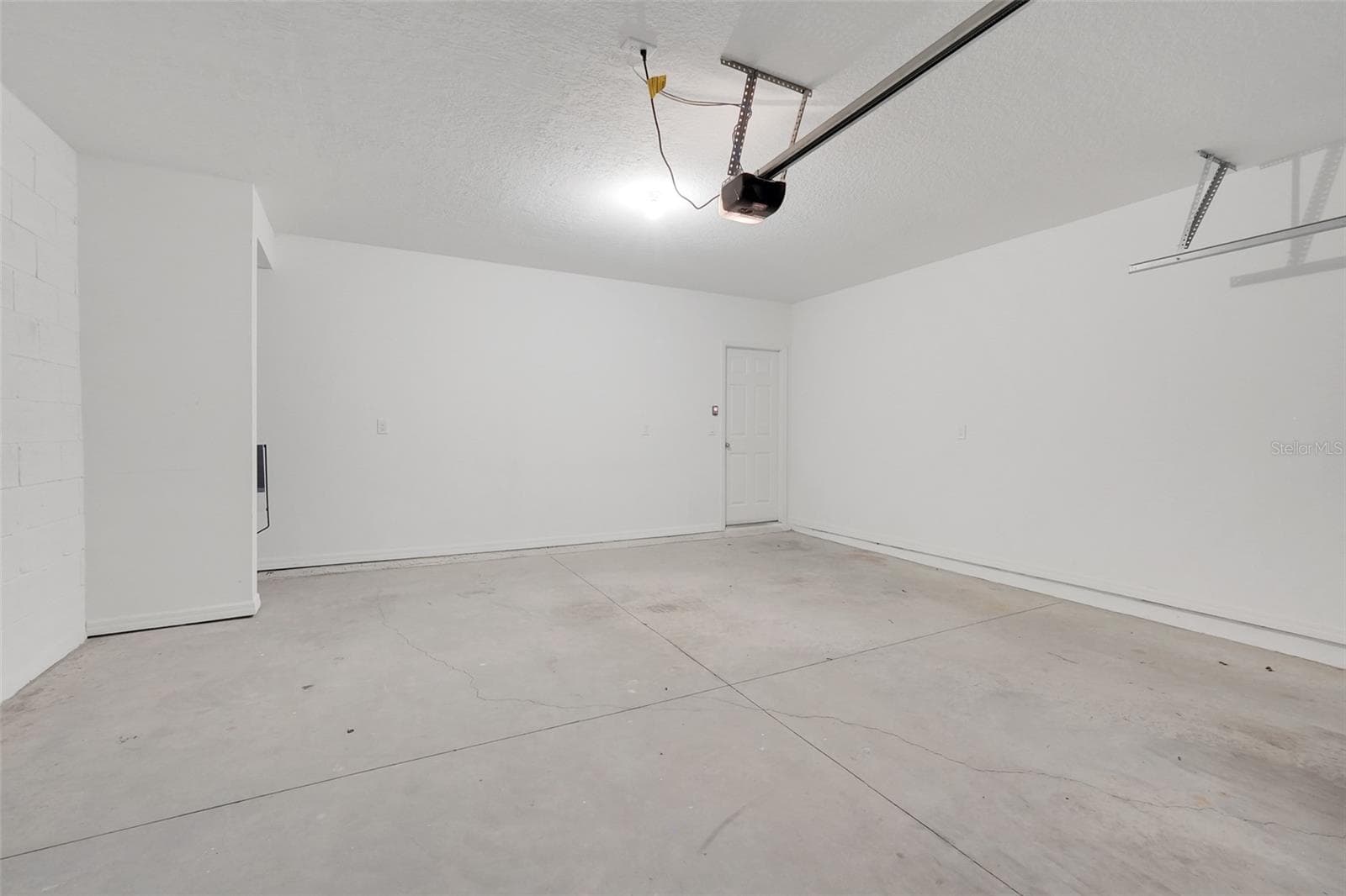 2 Car Garage - 2401 WHITE TAIL ST, DAVENPORT